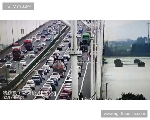 “快艇冲浪:东三叉湖赛场成为极速竞速的最佳舞台”